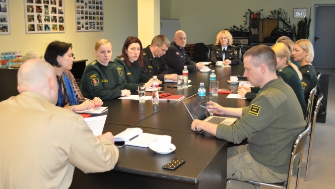 FOTO: sadarbības reģionālās grupas sēdes dalībnieki pie galda