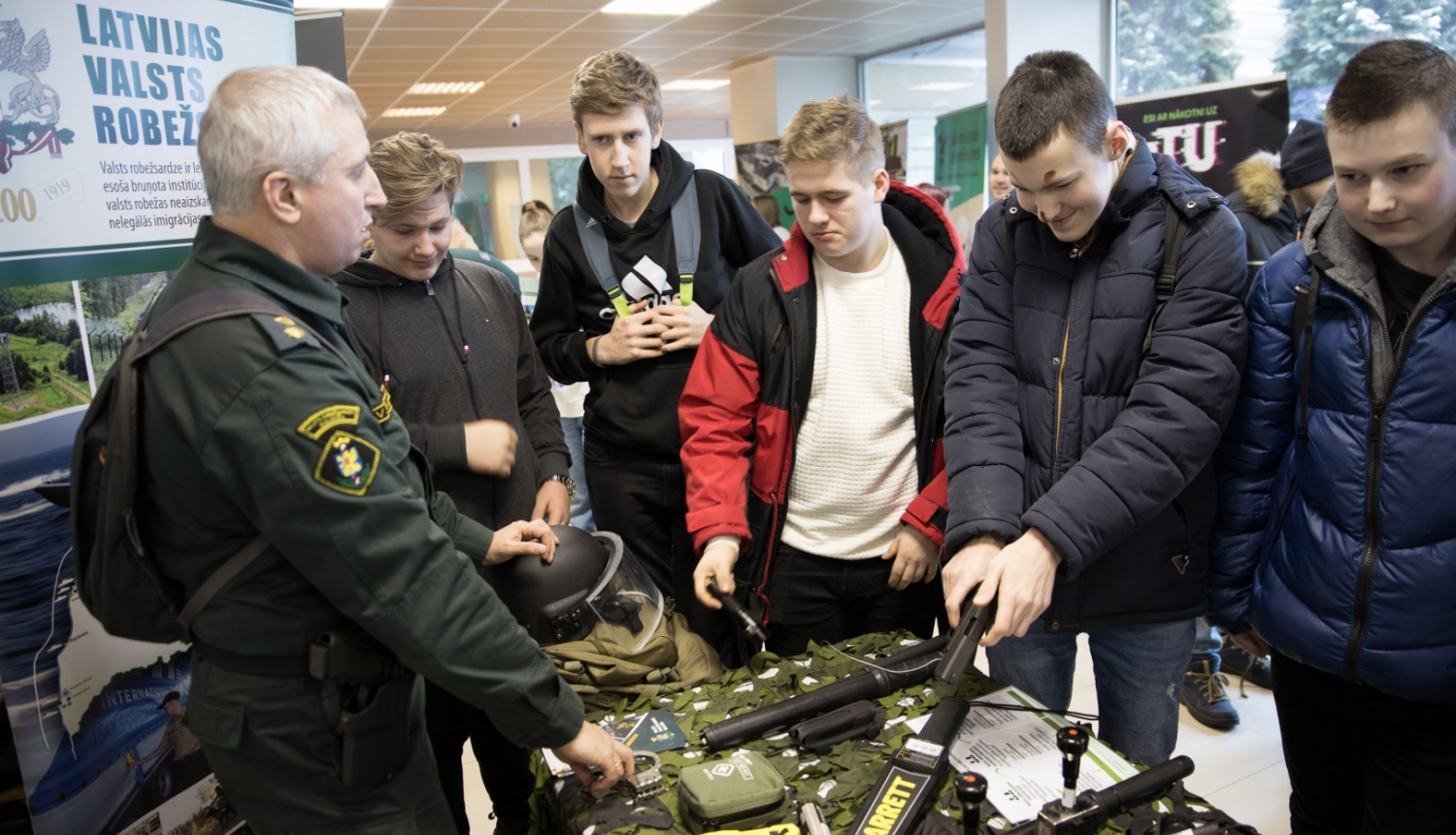 FOTO: VRK pārstāvji informē par robežsarga profesiju