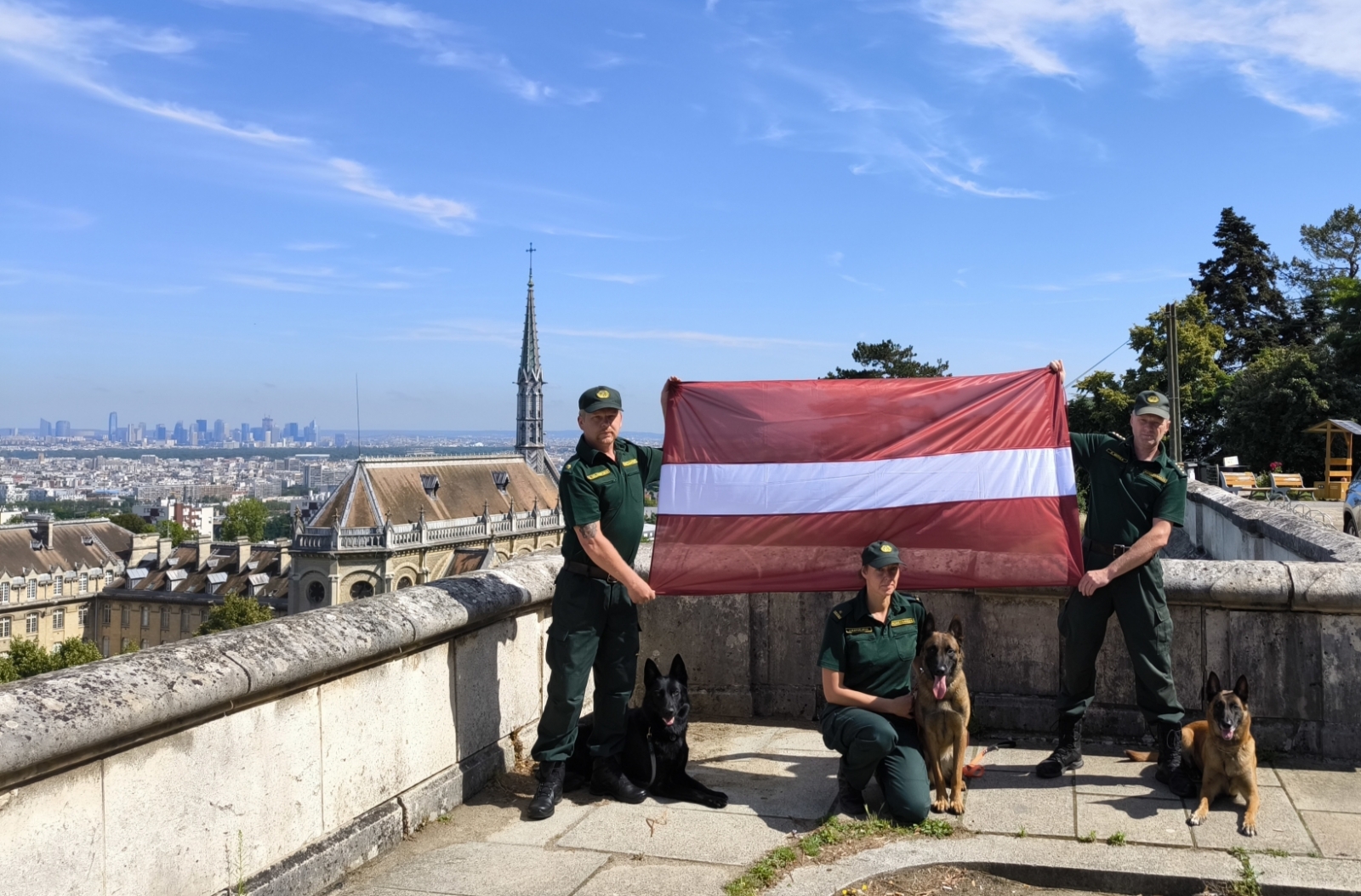 FOTO: Kinologi ar dienesta suņiem Parīzē