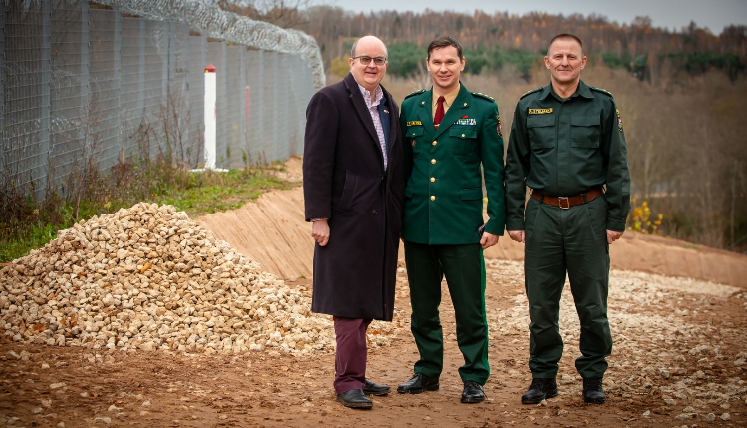 FOTO: Lielbritānijas vēstnieks ar DAP priekšnieku uz robežas