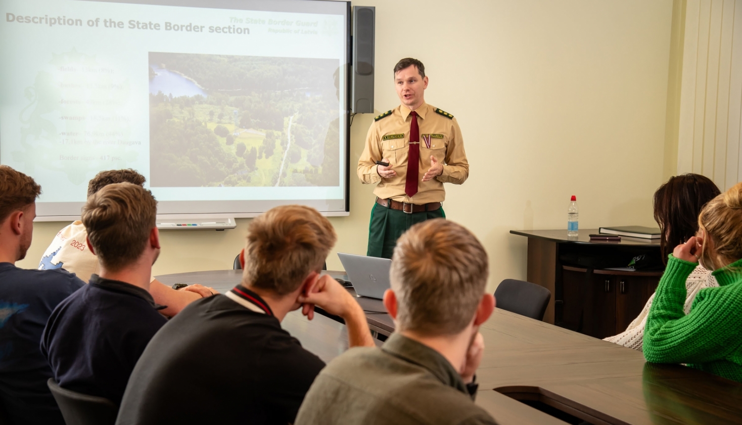 FOTO: Nīderlandes Aizsardzības akadēmijas Militāro zinātņu fakultātes pārstāvju un studentu vizīte DAP