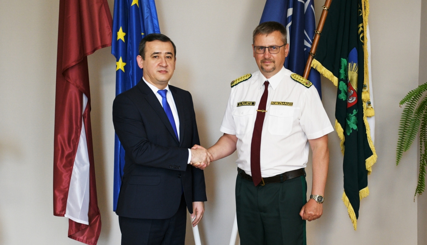 FOTO: VRS priekšnieks tikās ar jauno Uzbekistānas vēstnieku Latvijā